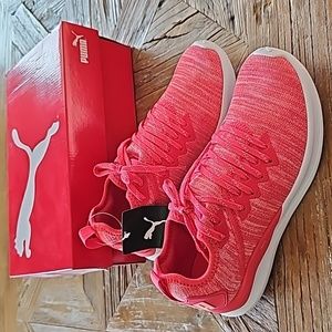 New PUMA knit lightweight sneakers! 6.5